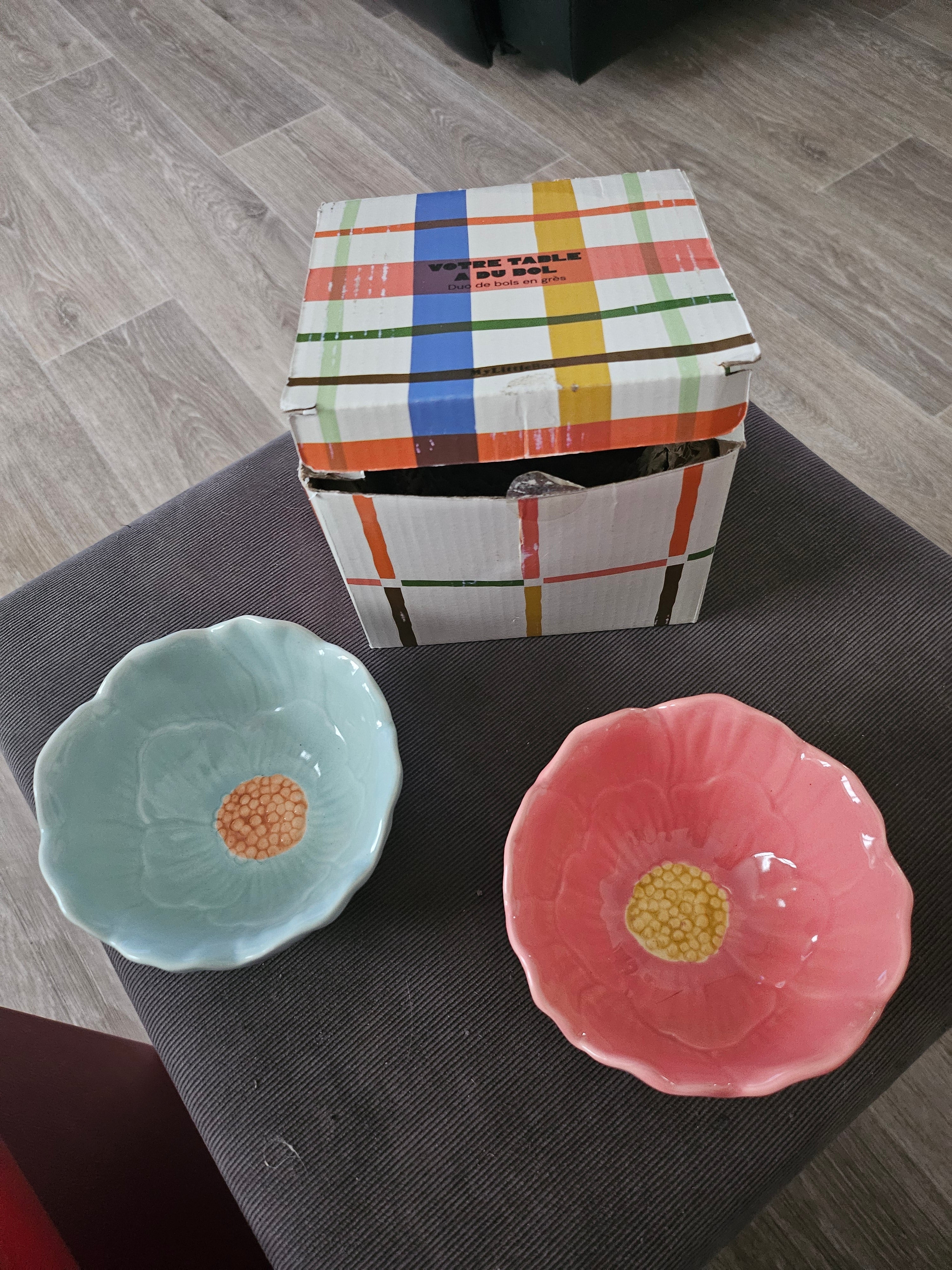 LOT DE COUPELLES FLEURS EN GRES - ARTS DE LA TABLE DANS LEUR BOITE D'ORIGINE