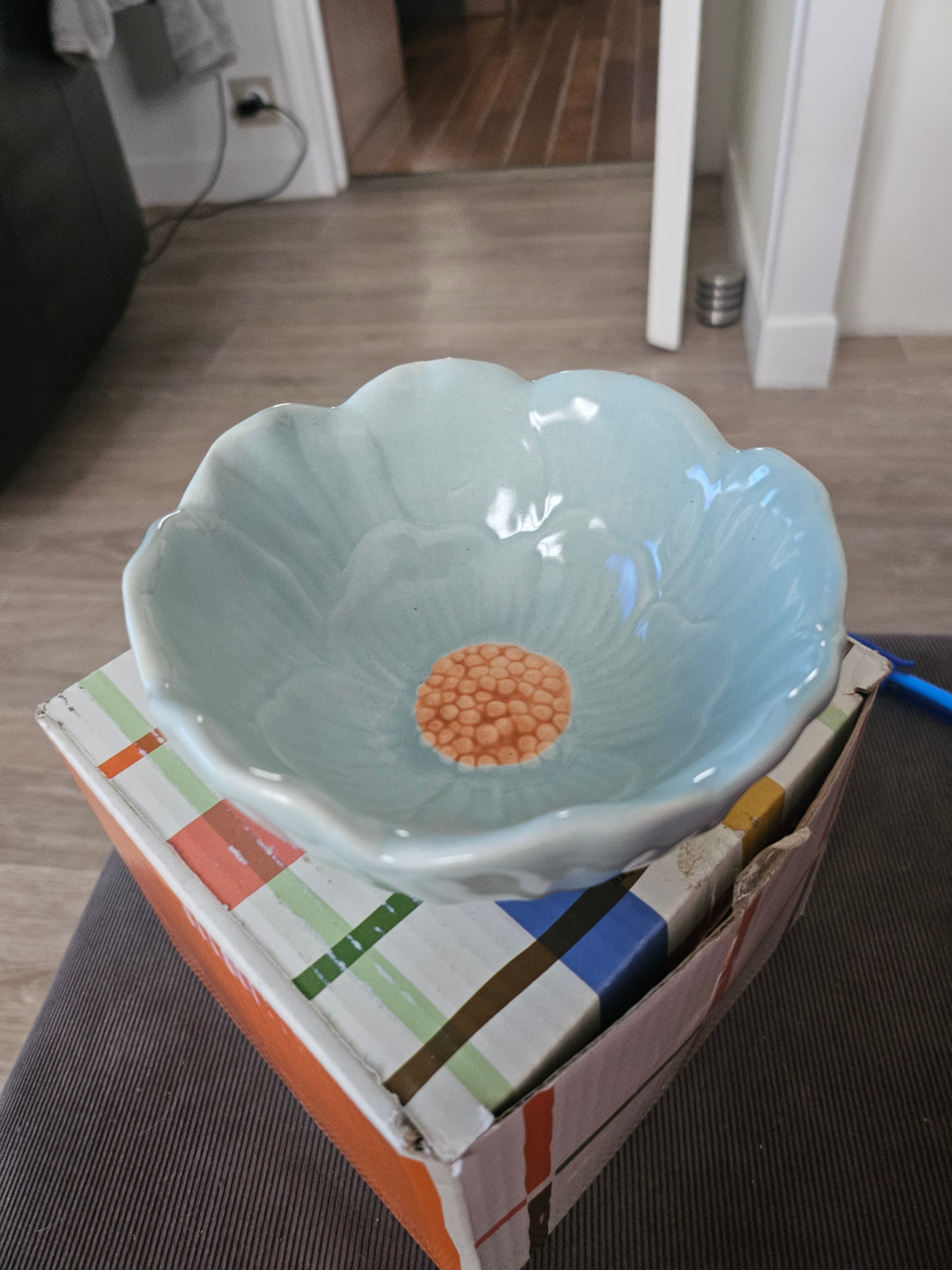 LOT DE COUPELLES FLEURS EN GRES - ARTS DE LA TABLE DANS LEUR BOITE D'ORIGINE