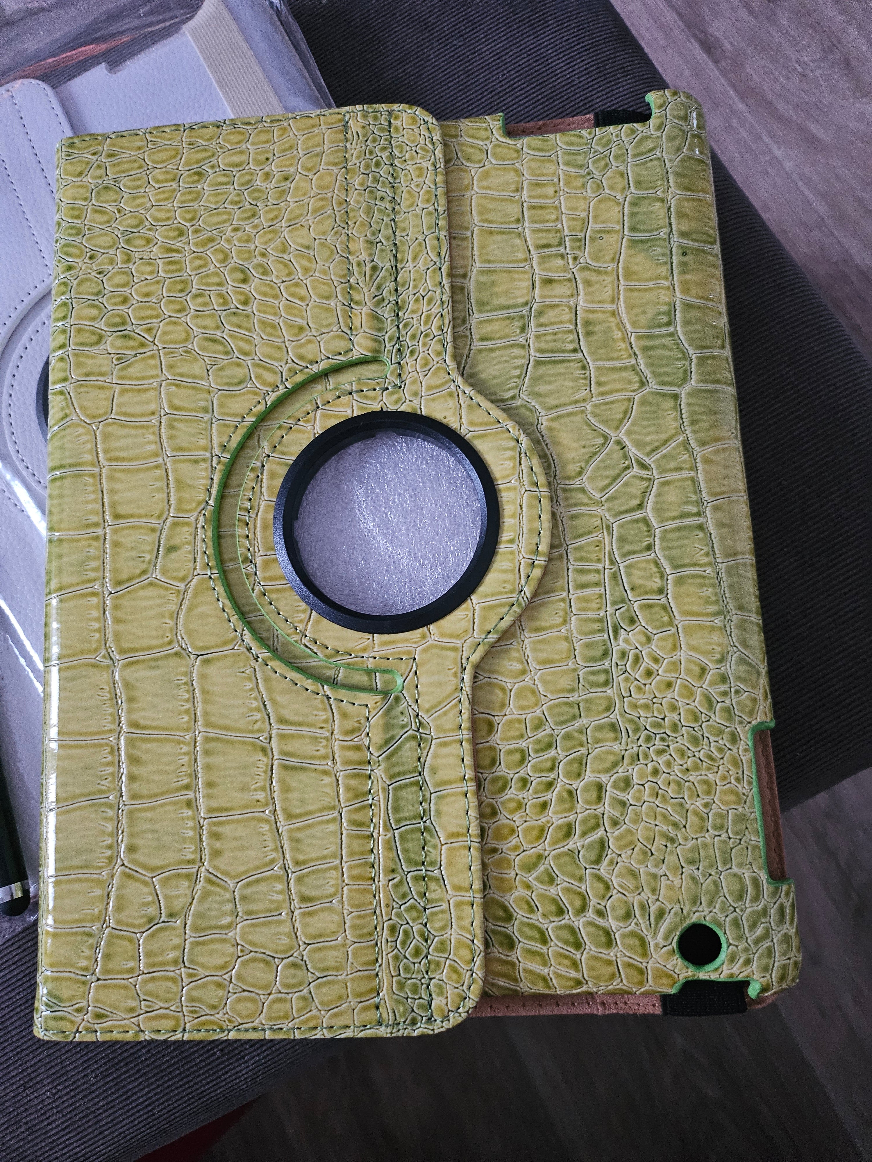 PROTECTION IPAD 2.3.4 EN IMITATION PEAU DE CROCODILE COULEUR VERT + 1 STYLET